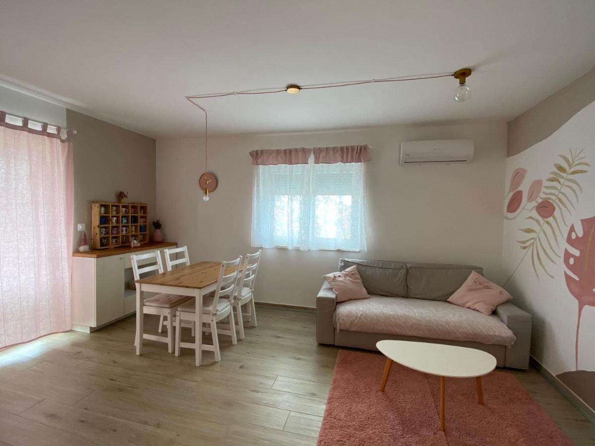 Mint&Rose Apartment Peroj Luaran gambar